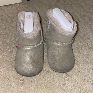 Girls size 4/5 Uggs for age 12-18 months. Used